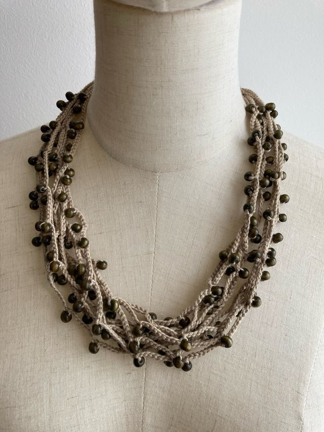 Collana con perle di legno