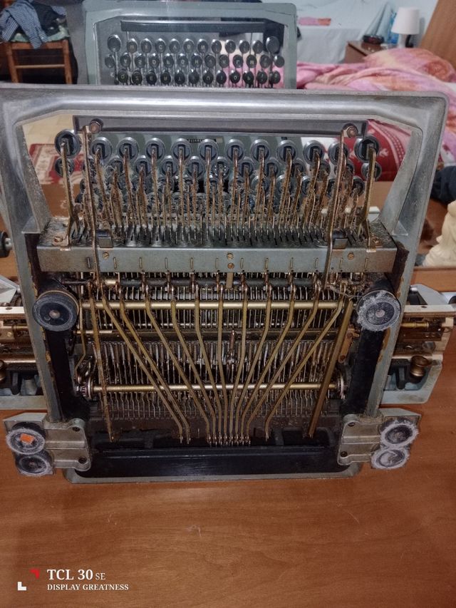 Macchina da scrivere olivetti lettera 82