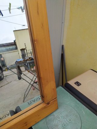 Specchio con bordatura in legno