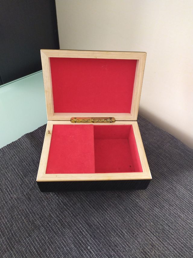 Joyero musical negro lacado con flor de loto