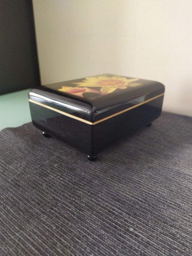 Joyero musical negro lacado con flor de loto