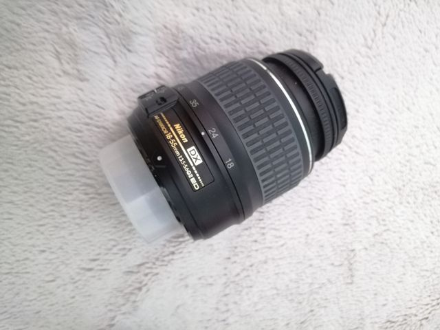 Cámara reflex Nikon D3100 con objetivo 18-55mm