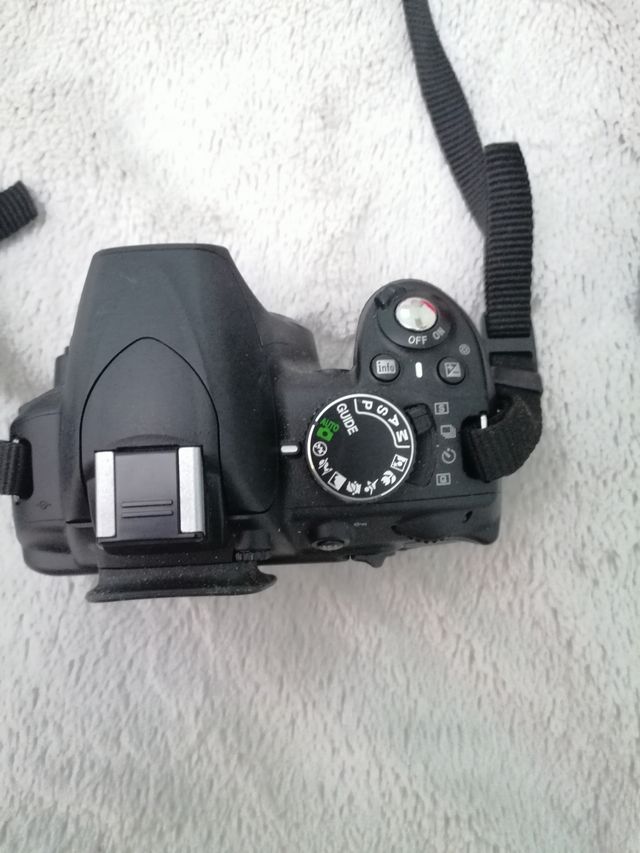 Cámara reflex Nikon D3100 con objetivo 18-55mm