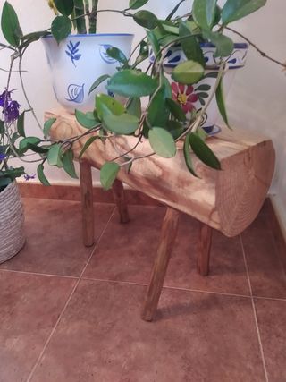 Mesita auxiliar decorativa de madera artesanal.