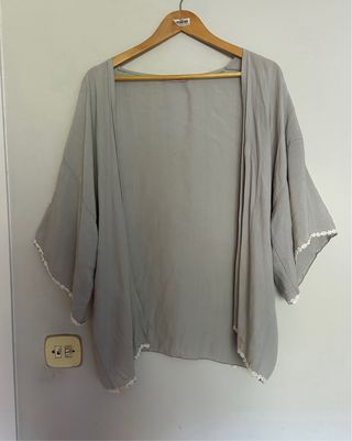 Poncho gris de verano con bordados blancos