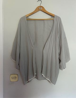 Poncho gris de verano con bordados blancos
