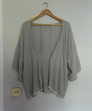 Poncho gris de verano con bordados blancos