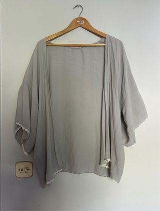 Poncho gris de verano con bordados blancos