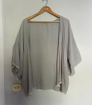 Poncho gris de verano con bordados blancos