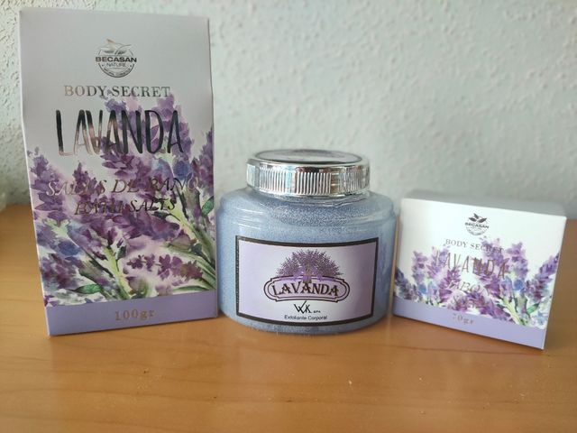 exfoliante corporal, jabón y sales de baño.