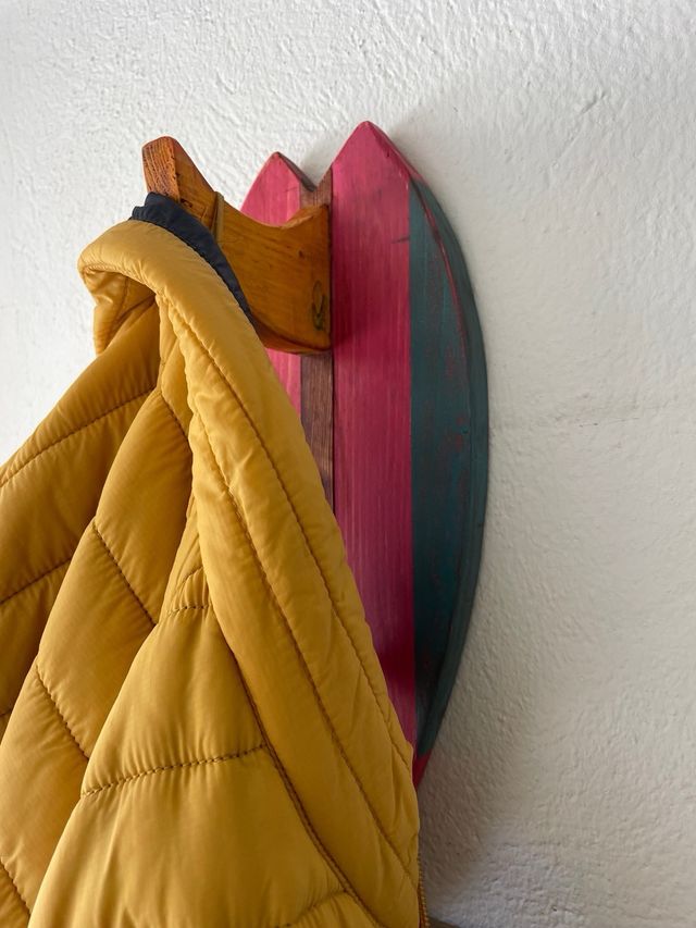 Perchero en forma de tabla de surf