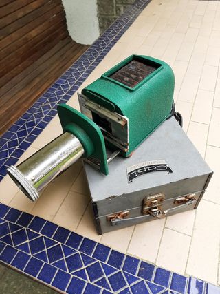 Proyector de diapositivas antiguo