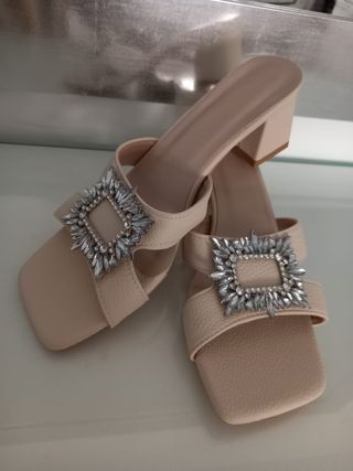 Sandalias tacon bajo y brillantes 
