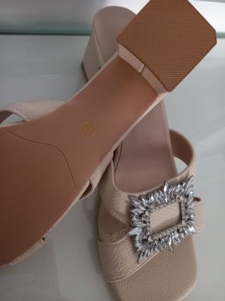 Sandalias tacon bajo y brillantes 