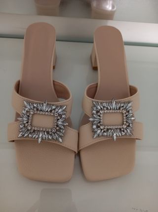 Sandalias tacon bajo y brillantes 
