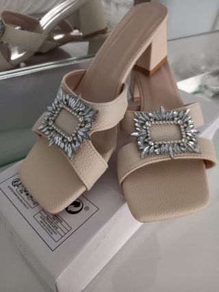Sandalias tacon bajo y brillantes 