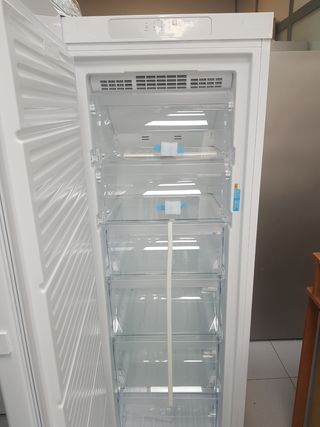 Congelador vertical nueva marca indesit