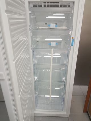 Congelador vertical nueva marca indesit