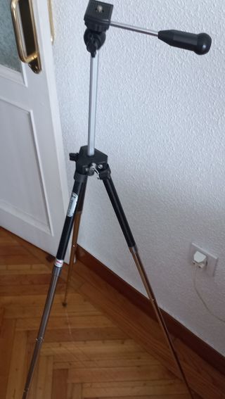 CAMARA DE FOTOS Y TRIPODE