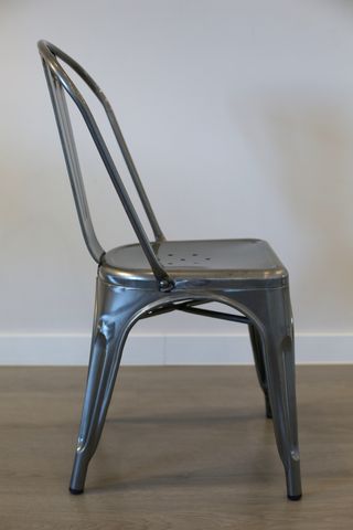 Silla de comedor metálica.