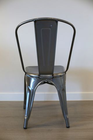 Silla de comedor metálica.