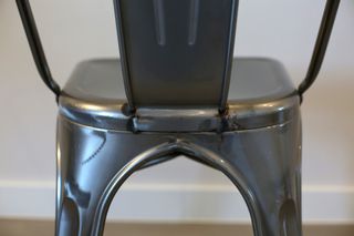 Silla de comedor metálica.