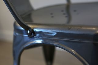 Silla de comedor metálica.