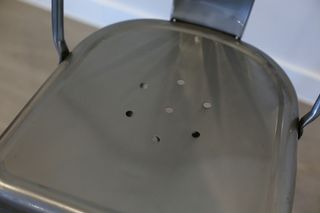 Silla de comedor metálica.