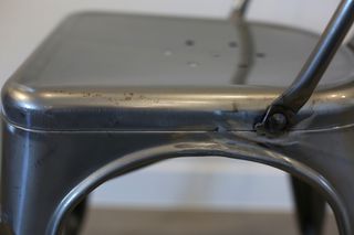 Silla de comedor metálica.