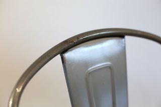 Silla de comedor metálica.