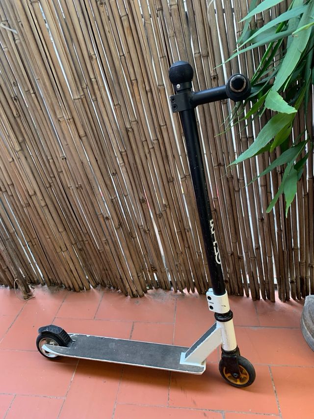 Patinete acrobatico para hacer trucos