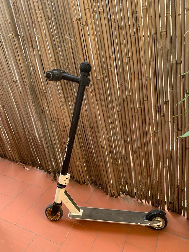 Patinete acrobatico para hacer trucos