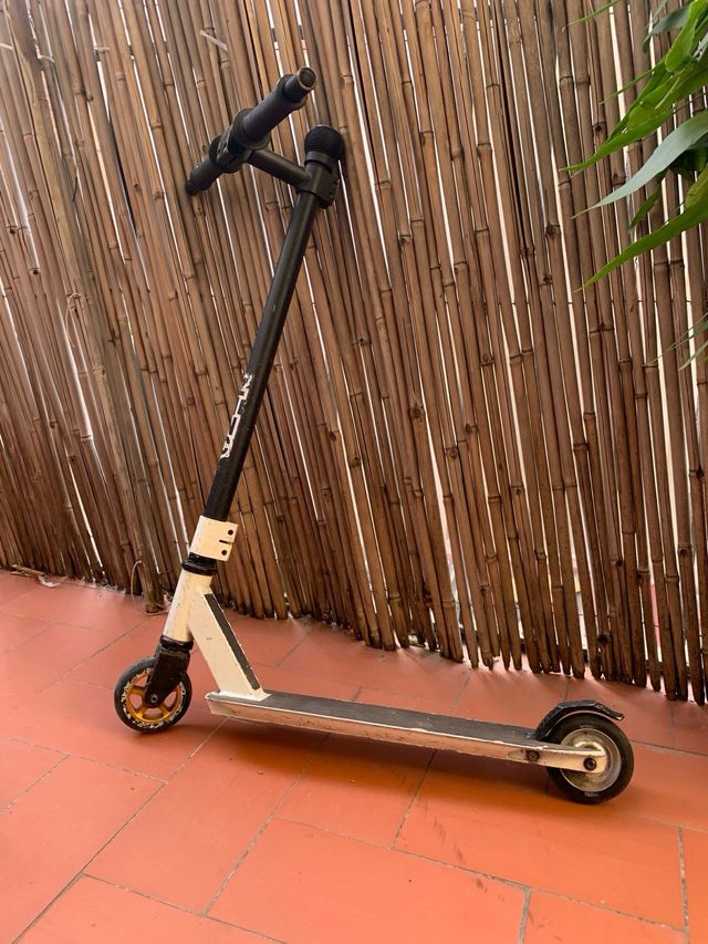 Patinete acrobatico para hacer trucos