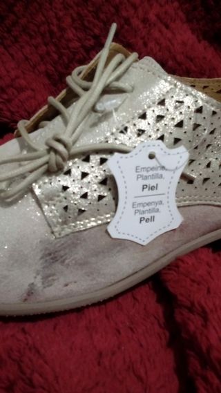 Zapatos nuevos La Halle dorado n.40