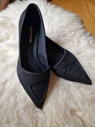 Zapato negro de tacones bajo - Precio negociable!