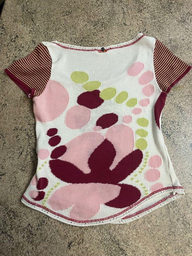 Maglietta scollata con fantasia