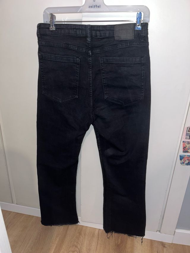 Pantalon vaquero negro recto de Bershka