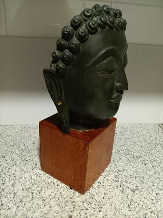 Figura de bronce con base de madera