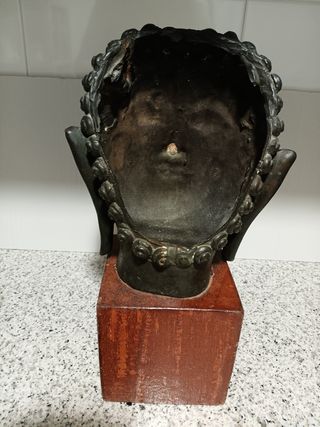 Figura de bronce con base de madera