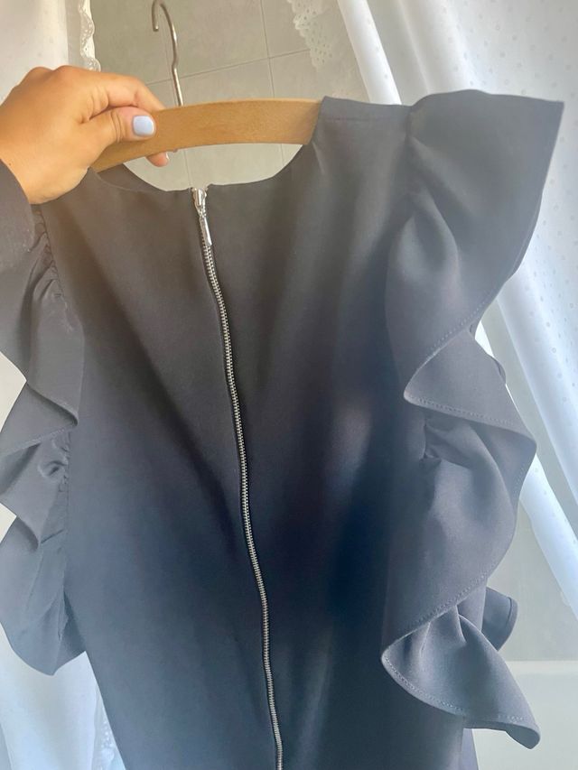 Vestido negro volantes