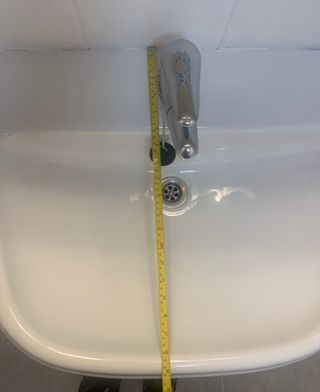 Lavabo con pedestal. Incluye grifo