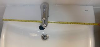 Lavabo con pedestal. Incluye grifo