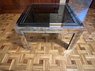 Mesa auxiliar cuadrada de metal y cristal