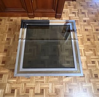 Mesa auxiliar cuadrada de metal y cristal