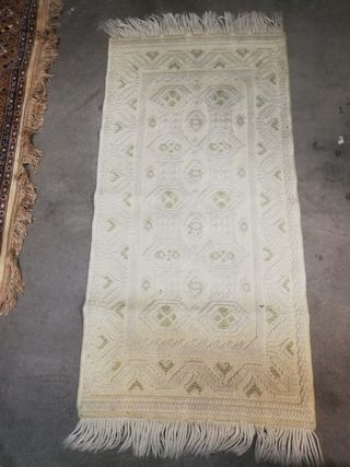 Alfombra pie de cama.