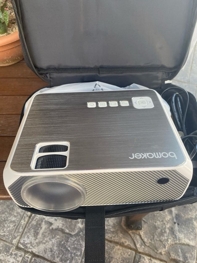 Proyector bomaker home theater + tela proyección