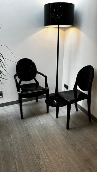 Confezione di sedie e lampada da terra