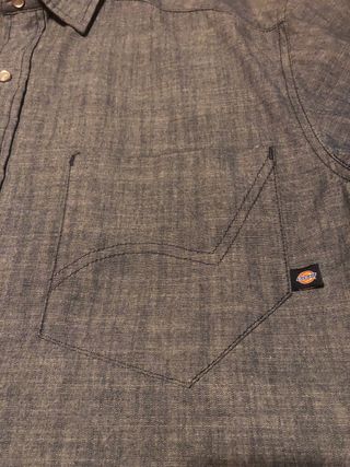 Camisa vaquera gris azulada.