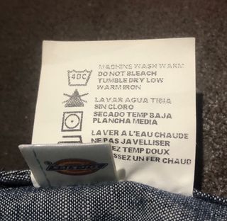 Camisa vaquera gris azulada.
