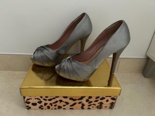 Zapato de tacón de fiesta en color plata. Talla 38